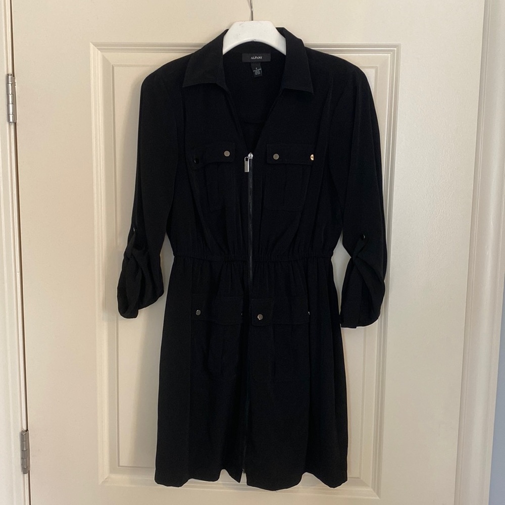 Black ladies zip front dress. Size 6